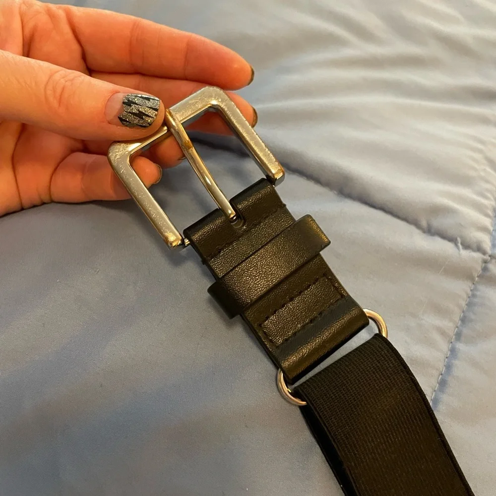 Older Youth Under Armour black baseball belt One Size adjustable silver buckle